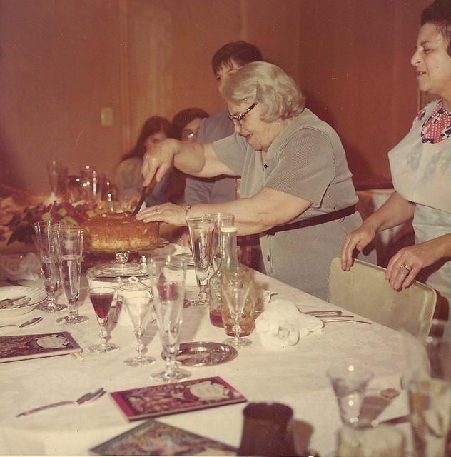 Pesach Seder 1973, Chike Cohn Baellow w Beth Stolov Bayzman behind her and Fannie Baellow Stolov to her right.