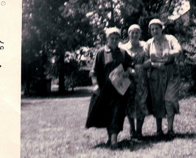 Three rebbetzin's.  Not family.