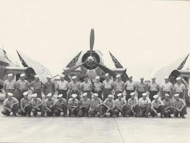 Louis Cohn (kneeling directly below the "2")