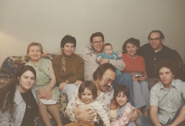 Roni Cohn Belson, Annie Plotsky Ritz, Linda Clutz Cohn, Les Cohn holding Todd Cohn, Marietta Ritz Cohn, Louis Cohn.  Front: Ian Belson holding Avi Belson, Amy Cohn Jacobson, and Jack Cohn