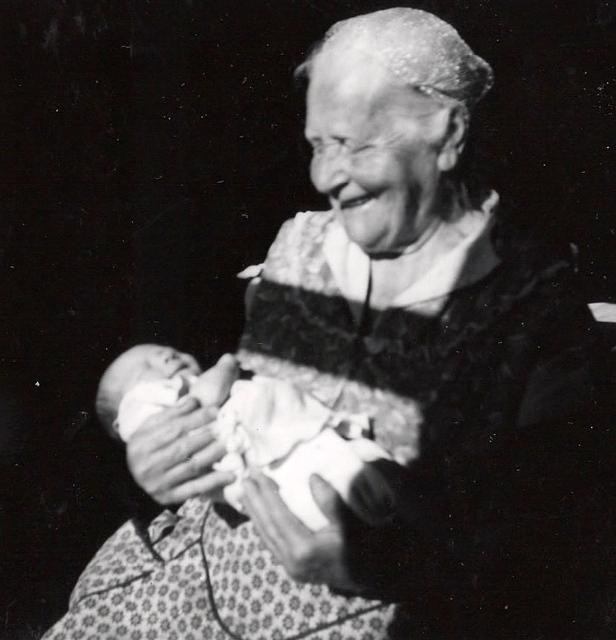 Brina Teperovitz Yellen holding Aaron Shale, 1955 - front