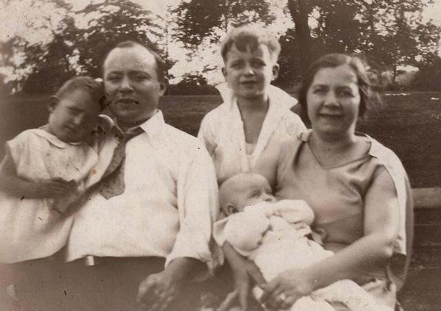 Minette Raskin Akman, Arthur Raskin, Joey Raskin, Leona Yellen Raskin holding Ruth Raskin Montrose, September 1930 - front