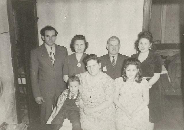 Louis Cohn, Annie Plotsky Ritz, Morris Ritz, Marietta Ritz Cohn.  Front row: Alfred Vulkowitz Elliot, Rebecca Ritz Vulkowitz, and Judith Vulkowitz Sachs