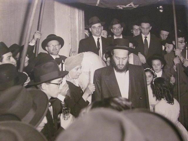 Zelig Obalander holding the left chupah