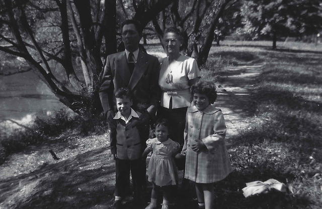 Henry and Helen Markowitz w grandchildren, Alan, Susie, Martin