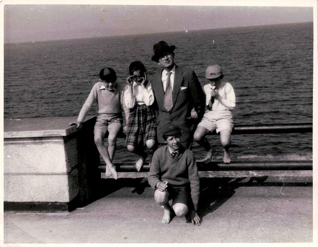 Knealing Yidle, L to R on the rail: Chaim, Sarah Fischer, Yitzchak, Chaim Bleier. Dublin, Ireland, 1960