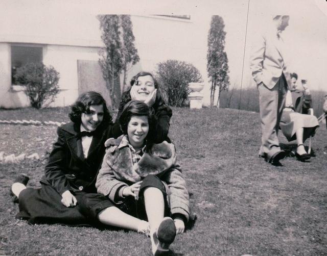 Edith Rivka Weiss, Sandy, and Ethel at the Pioneer Hotel, 1951 (front)