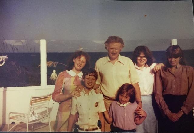 Rachel Weiss Feit, Yitzi Weiss, Joe Weiss holding Naomi Weiss Cohn, Rivka Weiss Goldstein, Miriam Weiss Anton abt 1985