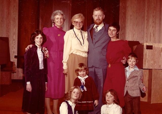 Elana Rosof, Flo, Violet Bleier Silvern, Joe Weiss, Barbara Silvern.  2nd Row: Lisa Rosof McGullam, Naomi Weiss Cohn, Rachel Weiss Feit, Yitzi Weiss.  See notes.