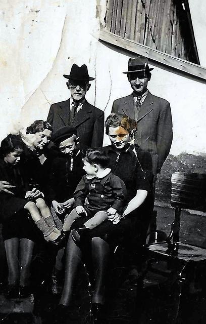 Mordechai Bleier, Markus Weiss,  Seated L to R: Miriam Weisz (married to Yitzchak Bleier) with Rivka Edith Weiss on her lap, her son Ephraim, Violet Bleier Weiss with son Joe on her lap.  Abt 1940.  See notes.