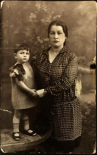 Devora Teperovitz Gurinberg and her daughter Sarah Esther Gurinberg (front)