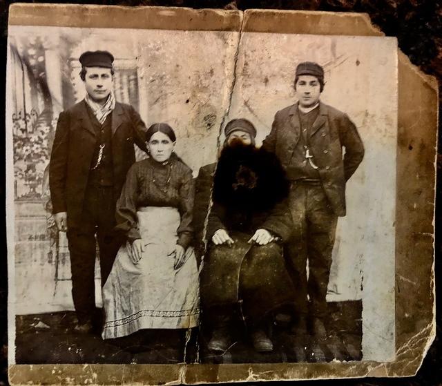 Yitzchak Tzvi (Hersh) Teperovitz and his wife Esther Hinda Baranowicz flanked by their two sons, Alter Abraham Shabtai on the left and Yaakov on the right in Tiktin, Poland.