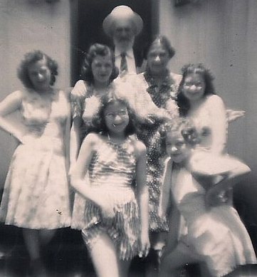 Fannie Baellow Stolov, Fannie Cohn Cohen, Kolman Baellow, Esther Balaban Wolfson, Eva Cohn Tulchinsky.  Center:  Bertie Cohn Levin.  Bottom right:  Hike Cohn Schulman