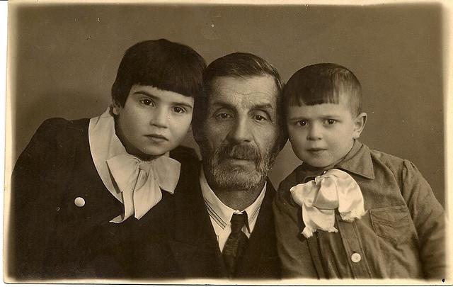 Yisroel Komar w grandchildren Maya  Kushnirevich Nezhinsky and Lev Kushnirevich (front)