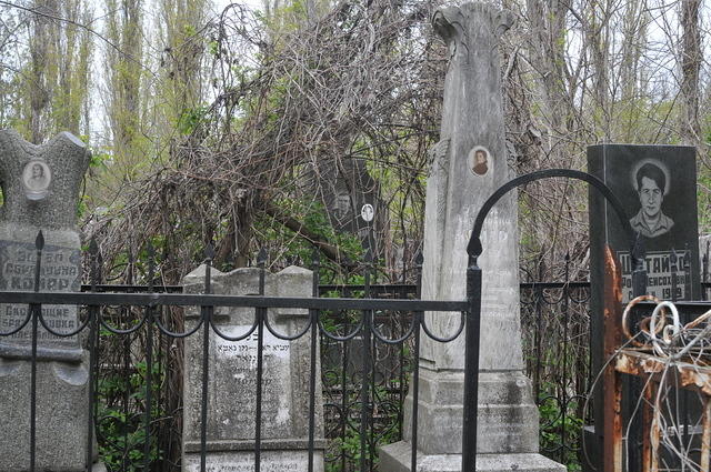 Monuments from L to R: Esther, Dvore, and Ettle Leah Komar, 2017