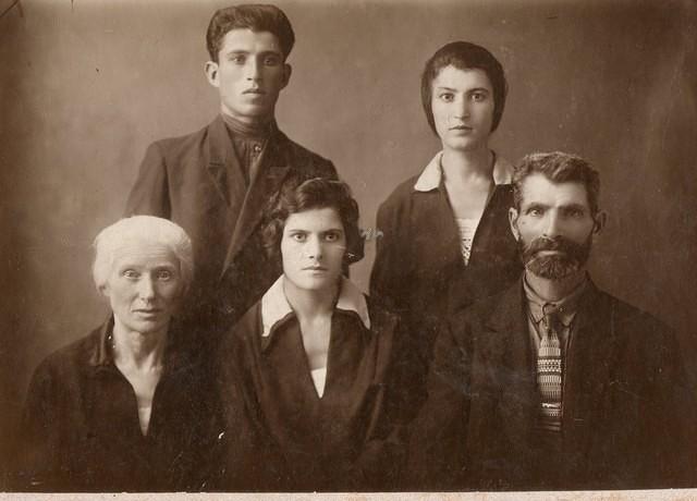 (Standing) Nuta, Esther (Sitting) Ettle Leah Gurevich Komar, Dvore, and Avrum Shloima Komar, 1929