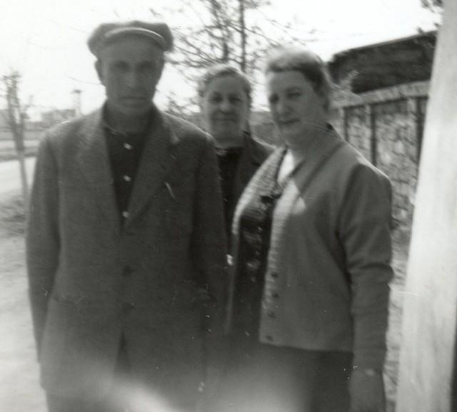 Nuta Komar, Klara Balaban, and Roza Shatajko Komar, 1962 during Esther Wolfson's visit