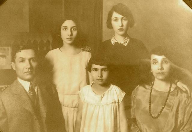 L to R: Max Hechtkopf Hecht, Naomi Hecht Pelofsky, Thelma Hecht Clutz, Rose Hecht Overbeck, and Anna Herszkowicz Hecht. Abt 1925, Kanas City, MO