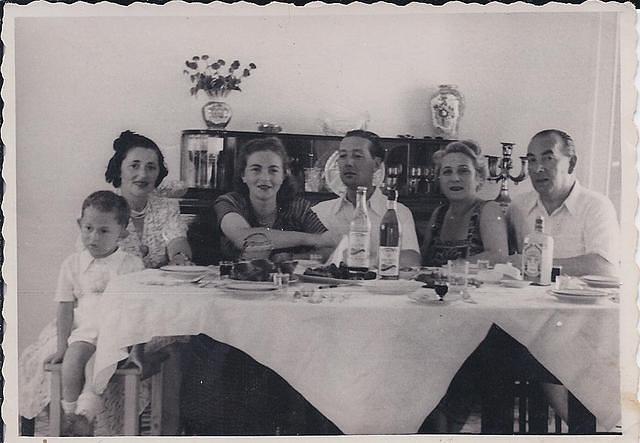 Sara Jakubowicz with her son Bernard, Emma and Henry Henryk Tzvi Herskowicz, Mary and Meyer Max Herskowicz (Meyer Jakubowicz photographer?)(front)