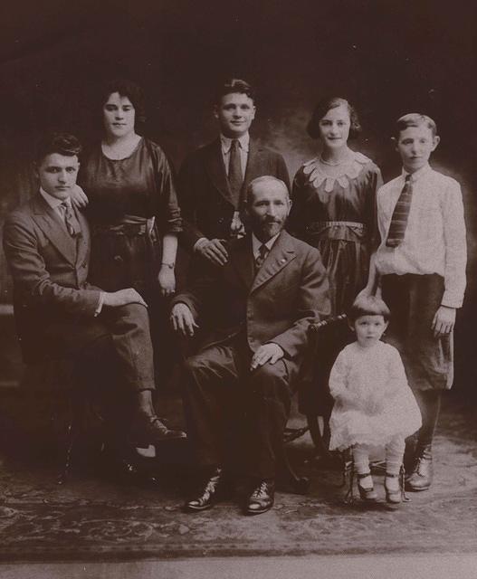 Steinlauf Family,  Chicago, 1919.jpg