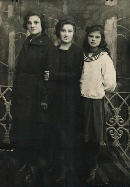 Ruth, Gitel, and Chana Weissbord (front)