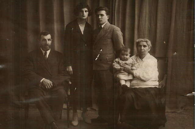 Yisroel & Leah Komar holding Maya w Mikhail Kushnirevich & Hinya Anna Komar.  See Notes.