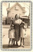 Jenni Herman Baellow in middle.  One of the girls Florence Baellow Hurst?