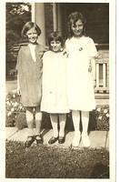 Fannie Baellow Stolov in the center w friends