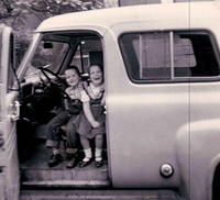 Moshe Sanel Faber (Freider) and his sister, Frimi