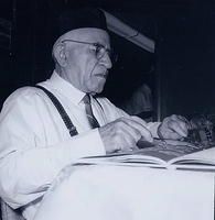 Abe Cohn leading the Pessach Seder