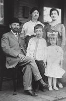 David, Sheindel, Dena, Isadore & Tillie Ritz, Abt 1915.   See Notes.