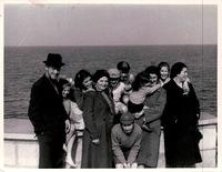 Joe Weiss w unknown Bleier family in Dublin, Ireland, 1960