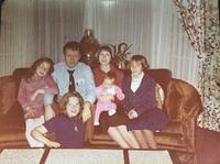 Rachel Weiss Feit, Joe Weiss, Joyce Steinlauf Weiss Corcia holding Naomi Weiss Cohn, Miriam Weiss Anton, Rivka Weiss Goldstein sitting on the floor