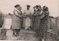 Ettle Leah Gurevich Komar, Roza Shatajko Komar, Nuta, Esther Komar, 2 nieces (Mara, Leah, Rosia Gurevich) of Ettle Leah at Avraham Shloima Komar's headstone, 1962