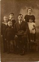 Louis Levi (1888) and Golda (1891) Schoichet with their children, Baruch (1914), Nuchim (1915), Shimin (1919), Roza (1922) Choikhit (front).  See notes.