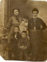 Laykeh Choikhit on left and Chava Choikhit on the right w Chinka Cohen, Froika, & Shepsel. 1913.  See notes.