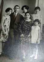 Zalman and Rachel Leidervwarger Choikhit and their daughters Anne (Anette), Eve (Vevette), Lisette, and Marie (Muriel)