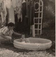 Thelma w Linda in the pool, 1952