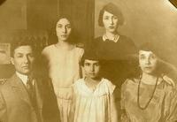 L to R: Max Hechtkopf Hecht, Naomi Hecht Pelofsky, Thelma Hecht Clutz, Rose Hecht Overbeck, and Anna Herszkowicz Hecht. Abt 1925, Kanas City, MO