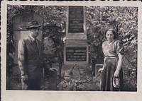 At the grave of Idesa Herszkowitz Jakubowicz prior to departure from Poland