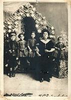 Faega Balaban Weissbord & her children, Chana, Gitel, and Ruth abt 1910.  See Notes.