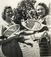 Annie Portnoy and Marietta Ritz in a club together. Abt 1940.